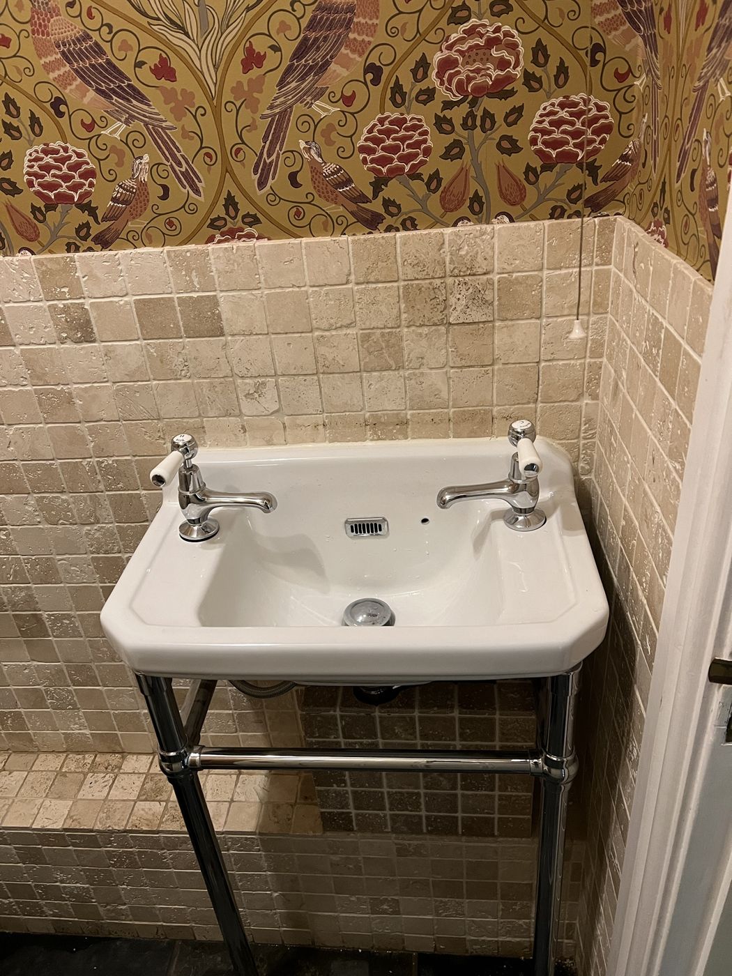 Traditional basin with lever taps on a chrome stand