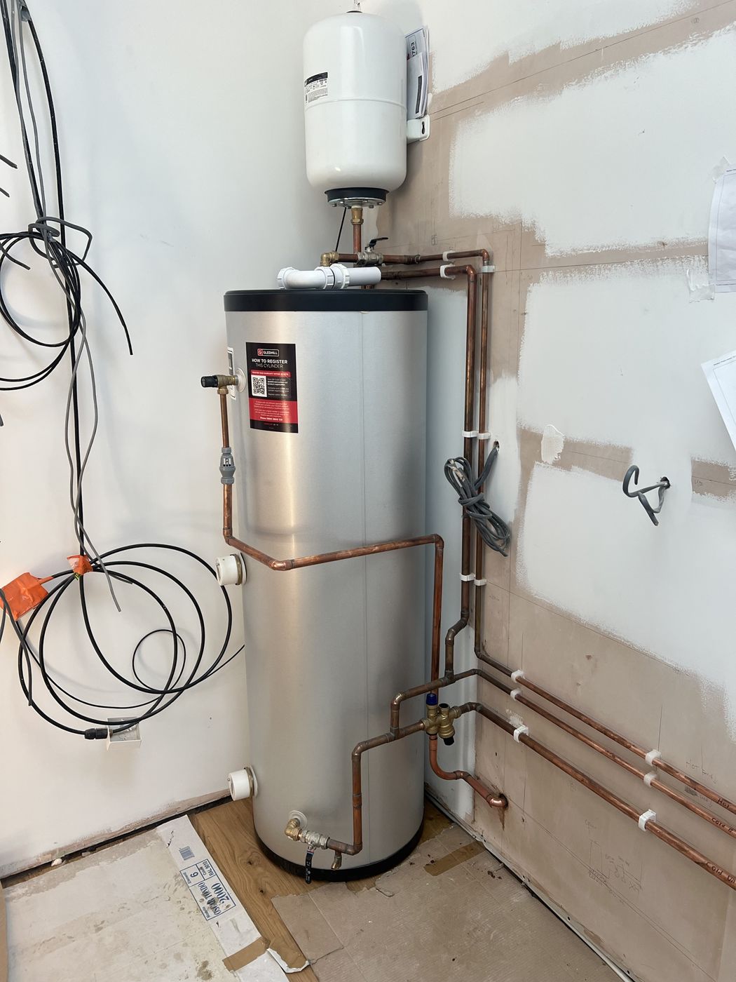 Unvented hot water cylinder with copper pipework